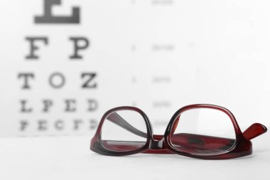 Gözlük göz grafik karşı masada düzeltici lensler ile