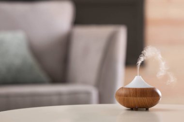Şık odası iç ahşap duvarının yakınında büyük houseplant ile