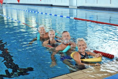 Sportif üst düzey çift kapalı yüzme havuzunda egzersizleri yapıyor