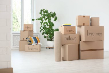 Karton kutular ve ev şeyler kapalı. Taşınma günü