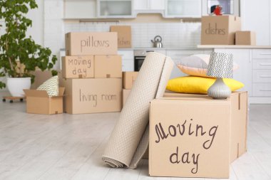 Hareket kutuları ve mutfak ev şeyler. Metin için yer