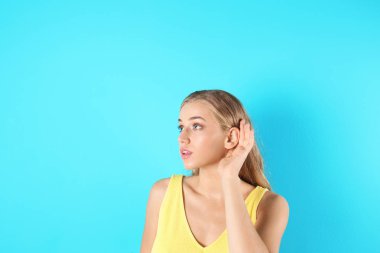 Renk arka plan üzerinde işitme sorunu olan kadın