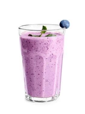 Beyaz arka plan üzerinde cam lezzetli blueberry smoothie