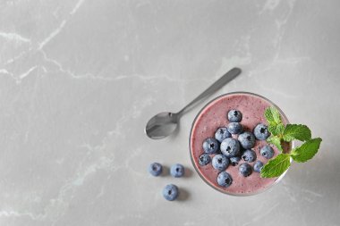 Blueberry smoothie açık renkli, üstten görünüm üzerinde bardak. Metin için yer