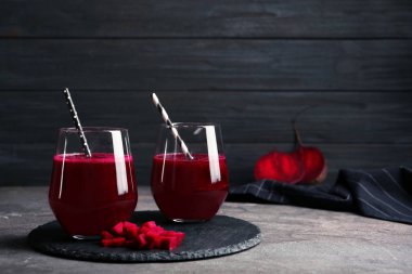 Kadeh tabloda pancar smoothies ile kayrak plaka. Metin için yer