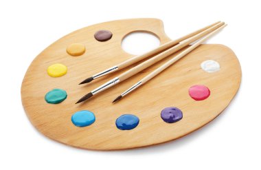 Boyalar ve beyaz arka planda Fırçalar paleti