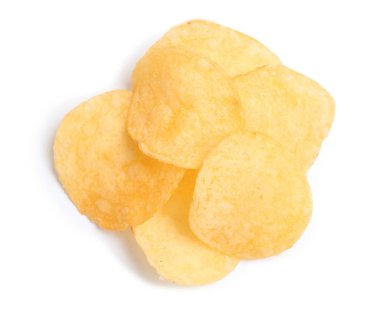 beyaz zemin üzerine lezzetli çıtır patates cipsi