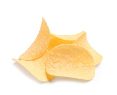 beyaz zemin üzerine lezzetli çıtır patates cipsi