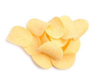beyaz zemin üzerine lezzetli çıtır patates cipsi