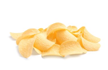 beyaz zemin üzerine lezzetli çıtır patates cipsi