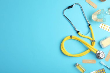 Stetoskop ve renk arka plan, metin için yer haplarla düz yatıyordu kompozisyonu. Tıbbi araçlar
