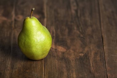 Olgun armut ahşap arka plan üzerinde. Metin için yer