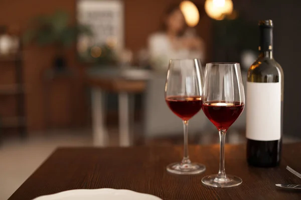 Vasos Botella Con Sabroso Vino Mesa Restaurante — Foto de Stock