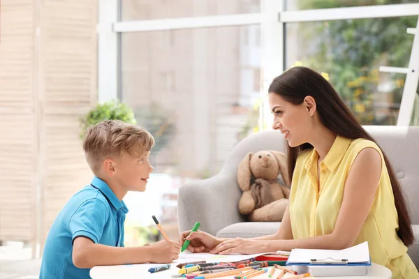 Jeune Psychologue Féminine Travaillant Avec Petit Enfant Bureau — Photo