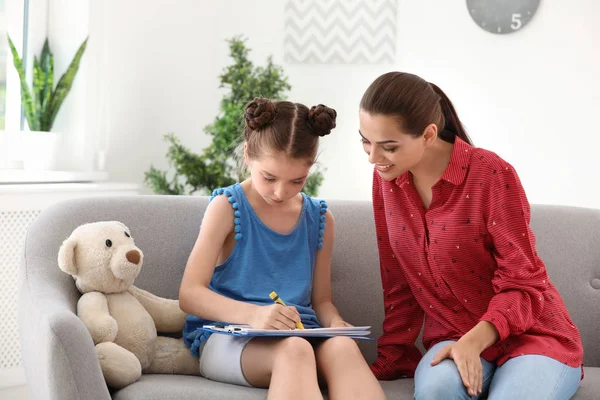 Junge Psychologin Arbeitet Mit Kleinem Kind Büro — Stockfoto