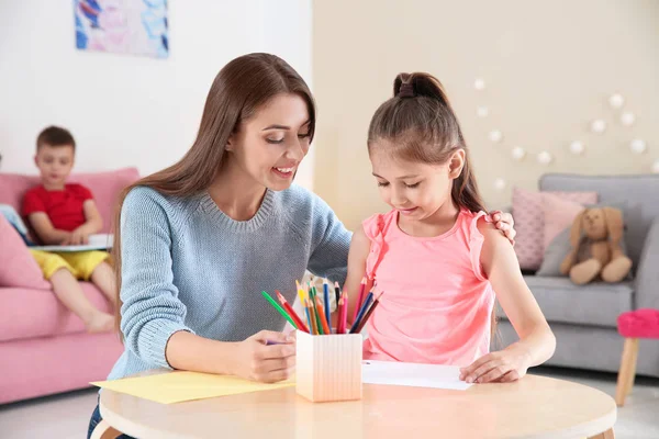 Criança Pequena Bonito Desenho Mesa Com Jovem Mulher Sala Jogos — Fotografia de Stock