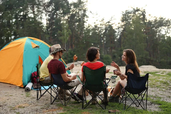 Persone Che Pranzano Con Salsicce Vicino Tenda Campeggio All Aperto — Foto Stock