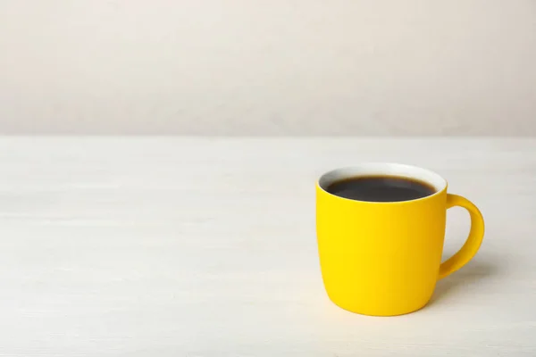 Gele Keramische Cup Met Warme Aromatische Koffie Tafel — Stockfoto