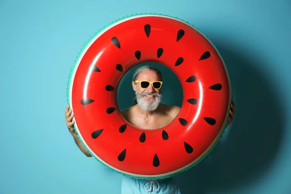 Homem Sem Camisa Com Anel Inflável Fundo Cor — Fotografia de Stock