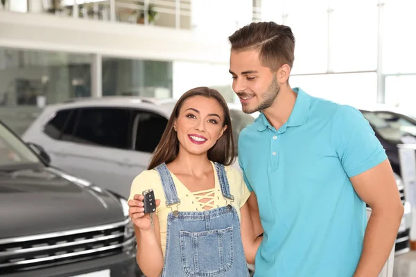 Gelukkige Paar Met Auto Sleutel Salon — Stockfoto