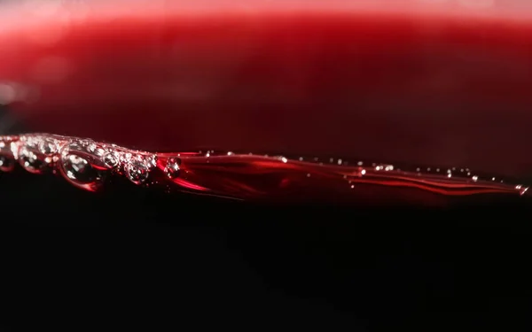 ガラスに クローズ アップの背景としておいしい赤ワイン — ストック写真