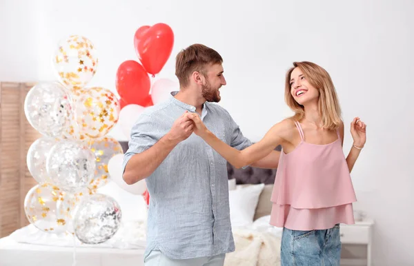 Pareja Joven Con Globos Aire Dormitorio Celebración Del Día San — Foto de Stock