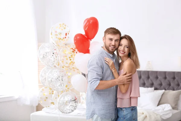 Junges Paar Mit Luftballons Schlafzimmer Feier Zum Valentinstag — Stockfoto