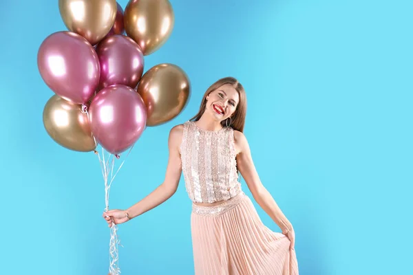 Jonge Vrouw Met Lucht Ballonnen Kleur Achtergrond — Stockfoto