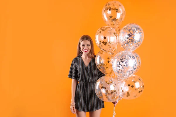 Jonge Vrouw Met Lucht Ballonnen Kleur Achtergrond — Stockfoto