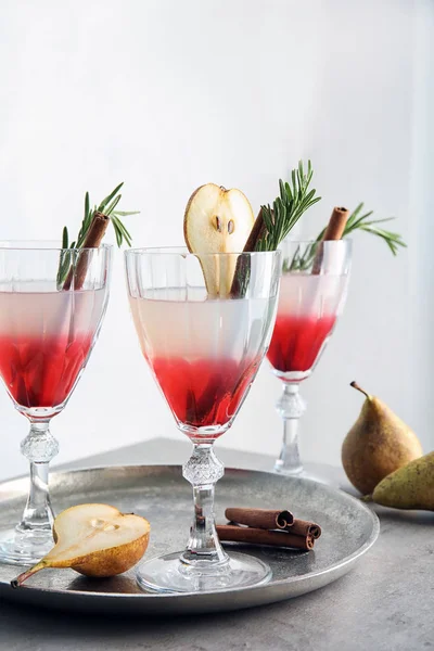 Coquetel Pêra Refrescante Saboroso Com Alecrim Mesa — Fotografia de Stock