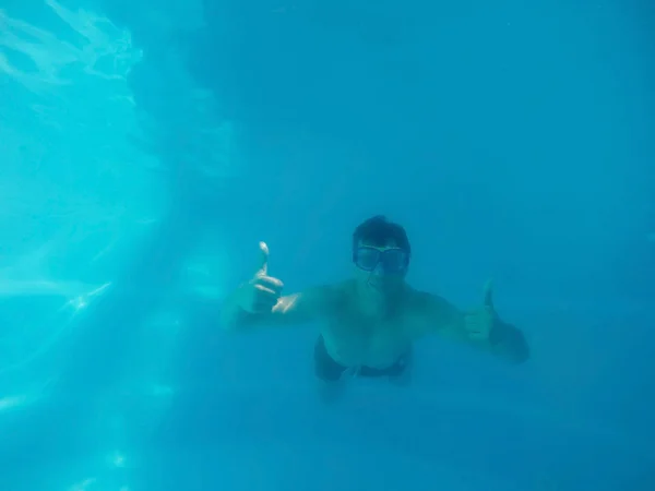 Mladý Muž Baví Pod Vodou Bazénu — Stock fotografie