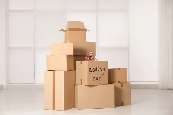 Pile Moving Boxes Empty Room — Stock Photo, Image