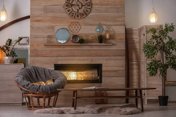 Accogliente Soggiorno Interno Con Comoda Sedia Papasan Camino Decorativo — Foto Stock