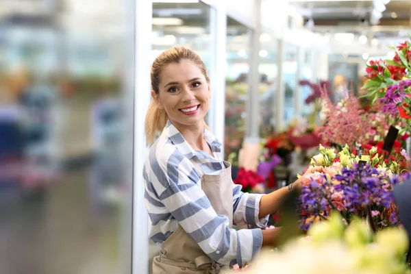 Hermosa Floristería Femenina Trabajando Floristería — Foto de Stock