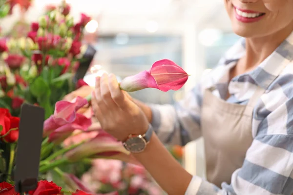 Kobiece Kwiaciarnia Pracę Kwiaciarni Zbliżenie — Zdjęcie stockowe