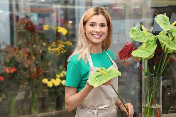 Hermosa Floristería Femenina Trabajando Floristería — Foto de Stock