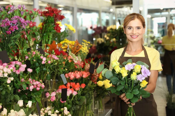 Floristería Femenina Sosteniendo Hermoso Ramo Tienda Flores — Foto de Stock