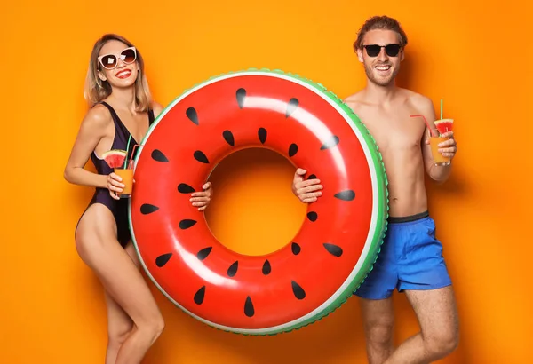 Feliz Pareja Joven Ropa Playa Con Anillo Inflable Cócteles Fondo — Foto de Stock