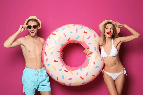 Mutlu Genç Çift Renk Arka Plan Üzerinde Şişme Yüzüklü Beachwear — Stok fotoğraf
