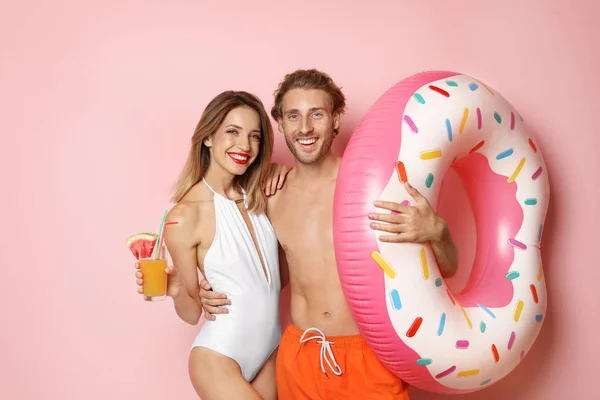 Feliz Pareja Joven Ropa Playa Con Anillo Inflable Cóctel Sobre — Foto de Stock