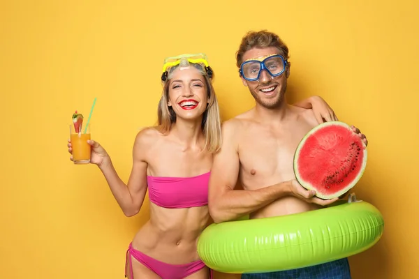 Happy Young Couple Beachwear Inflatable Ring Cocktail Color Background — Stock Photo, Image