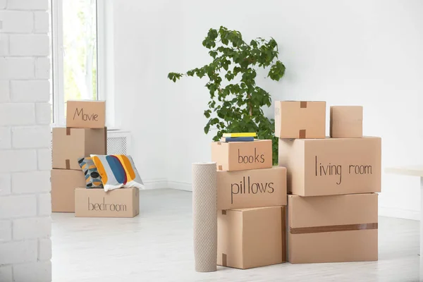 纸板箱和家庭用品在室内 搬家日 — 图库照片