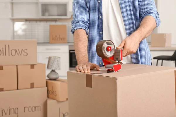 Hombre Empacando Caja Mudanza Interior Primer Plano Espacio Para Texto — Foto de Stock