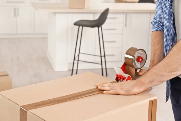 Hombre Empacando Caja Mudanza Interior Primer Plano Espacio Para Texto — Foto de Stock