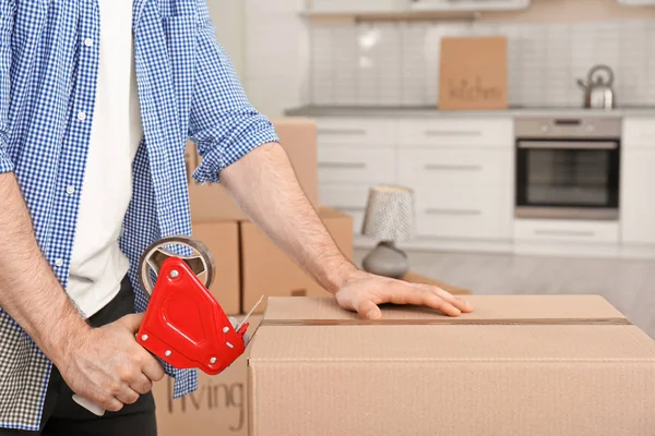 Hombre Empacando Caja Mudanza Interior Primer Plano Espacio Para Texto — Foto de Stock