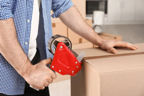 Hombre Embalaje Caja Cartón Interior Primer Plano Día Movimiento — Foto de Stock