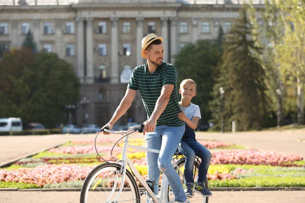 Père Enseignant Fille Faire Vélo Dans Rue — Photo