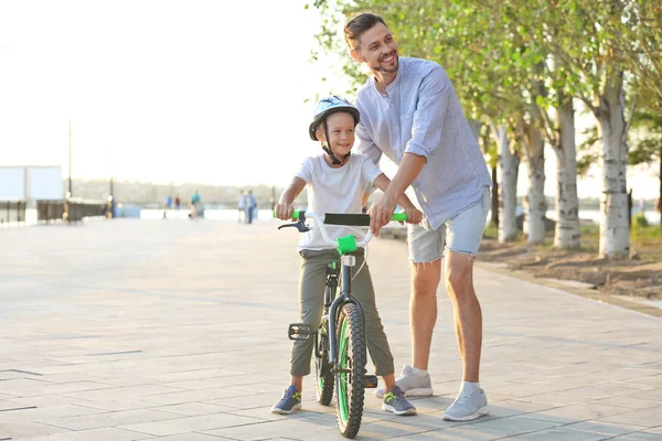 Ojciec Syn Nauczania Jeździć Rower Ulicy — Zdjęcie stockowe