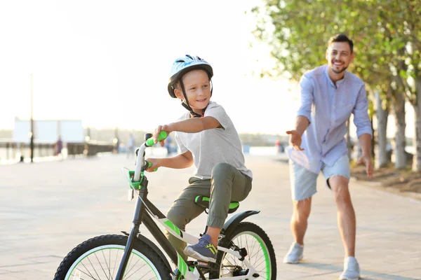 Père Enseignant Fils Faire Vélo Dans Rue — Photo