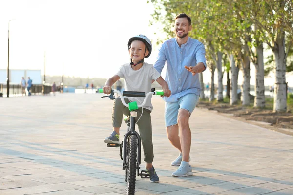 Père Enseignant Fils Faire Vélo Dans Rue — Photo